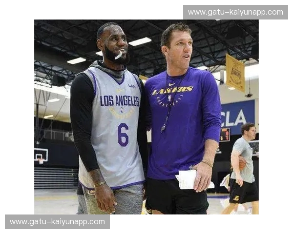 巅峰博弈：当密尔沃基的铁血重锤遇上洛杉矶的紫金荣耀